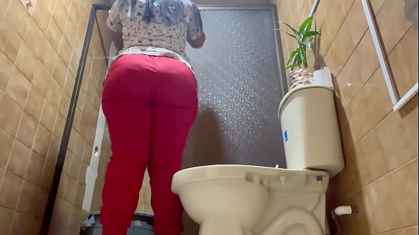 Camara amateur graba a pacientes y enfermeras meando en baño publico