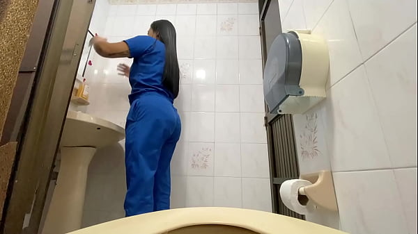 Camara atrapa a enfermera meando en baño del hospital(gran chorro)