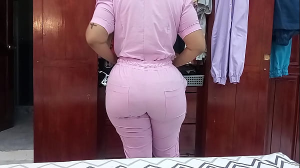 Camara graba a la enfermera con ganas de