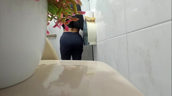 ENFERMERA MEANDO EN BAÑO PUBLICO CONSULTORIO DEL DOCTOR GOCCO