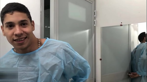 Doctora de enorme culo ayuda a su paciente con su problema de erección