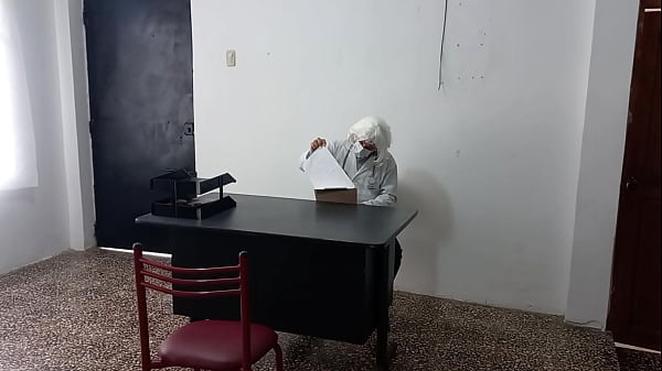 NO CREERAS LO QUE HICIERON EN EL HOSPITAL!! LA ENFERMERA SEDUCE AL DOCTOR EN SU CONSULTORIO Y TERMINAN FOLLANDO SOBRE EL ESCRITORIO. LUEGO LLEGA UNA PACIENTE A RECLAMAR LA ATENCION LENTA DEL DOCTOR. PRIMER EPISODIO