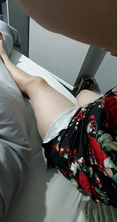 Stepmom in bed with stepson make her nails