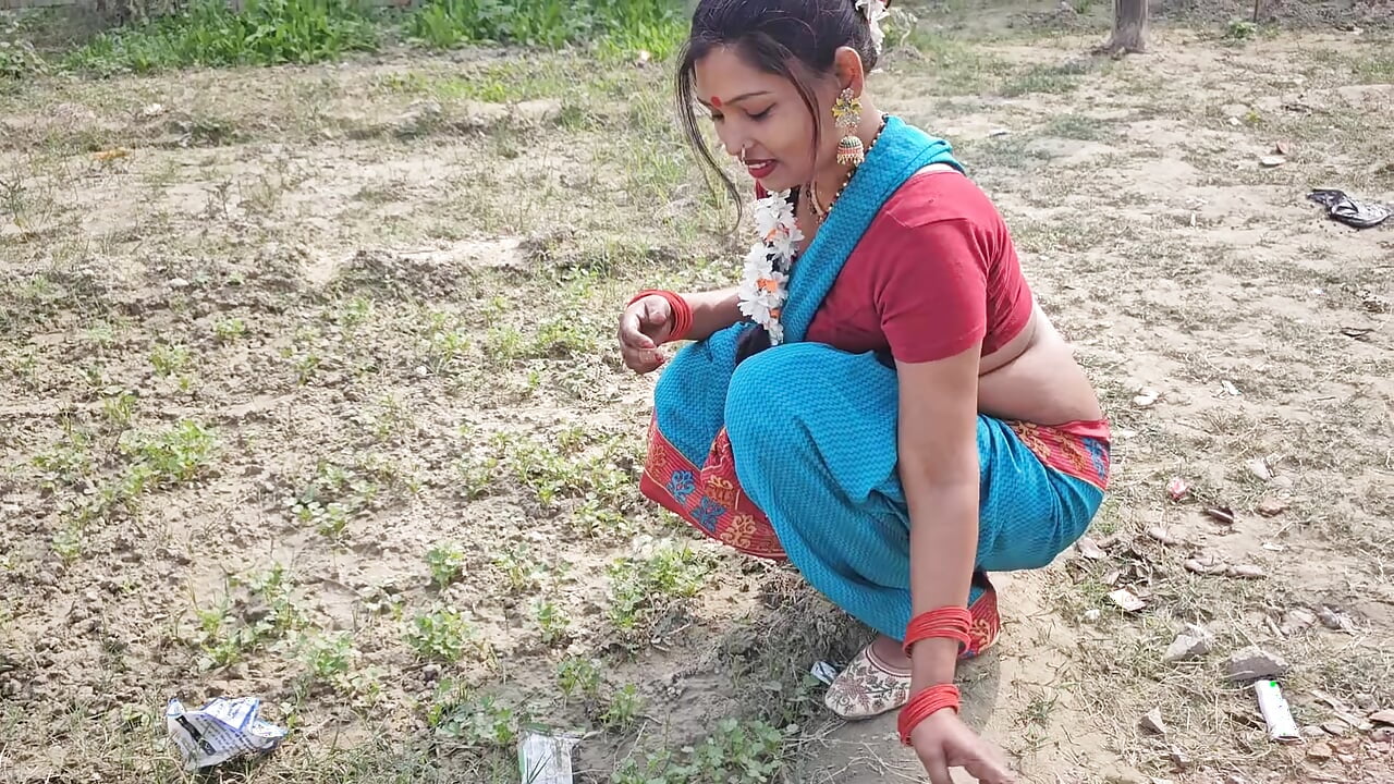 Hot KAAMVALI bhabhi ki chudai beautiful chut with saree removing