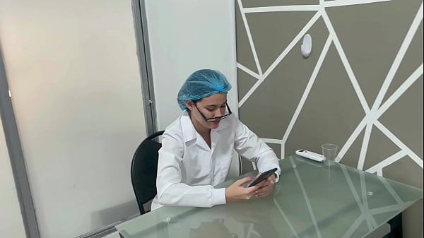 voy donde la doctora que me dolía mucho la pija me hace un buen masaje.