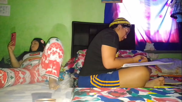 Me masturbo mi gran coño mientras mi hermanastra hace la tareas de la universidad