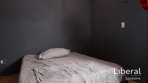 Hotwife cogiendo con dos chicos enfrente de su esposo cornudo